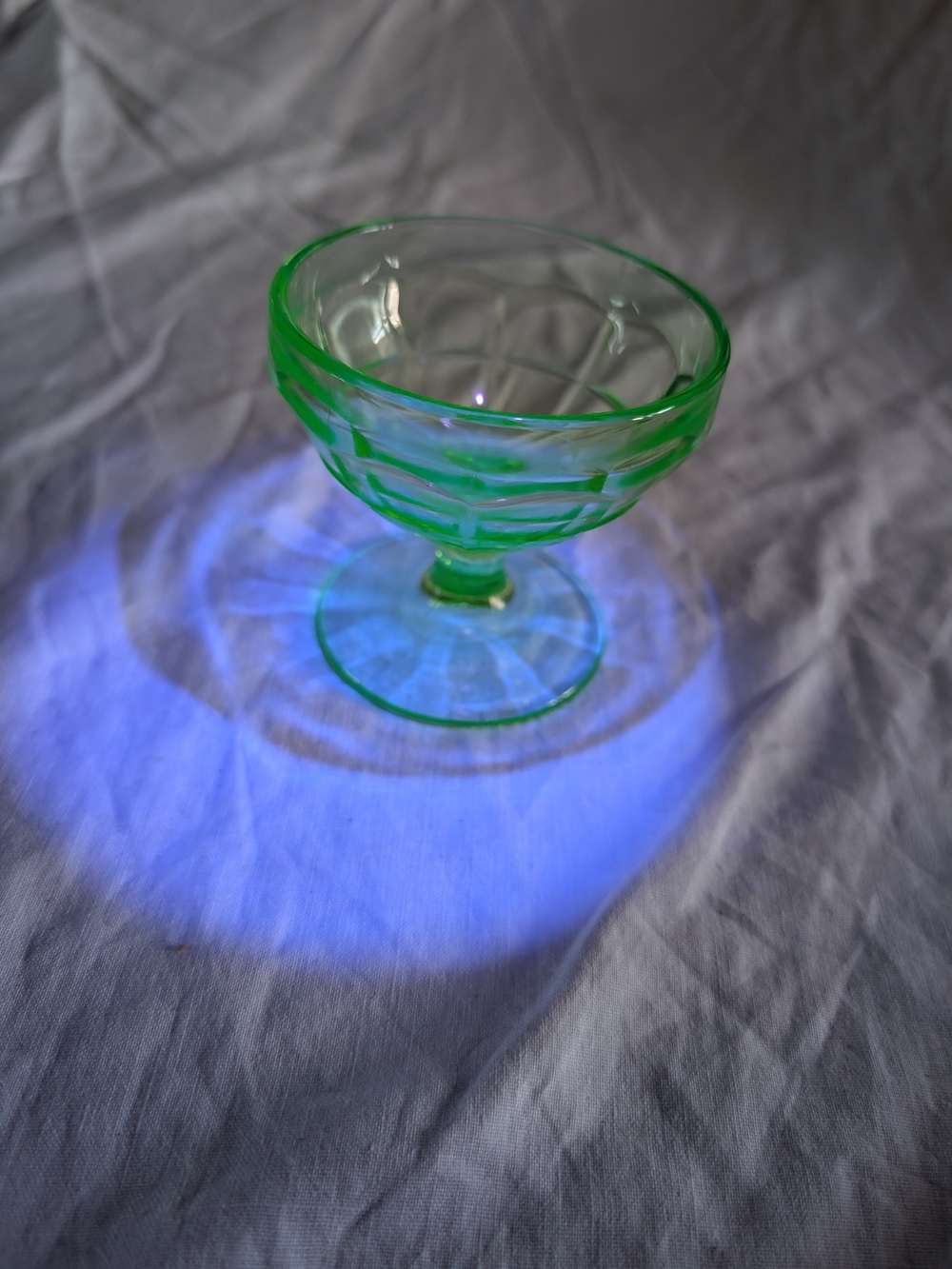 2/40$ Vintage Green uranium Glass Dessert Coupe - Vibrant Green Serveware